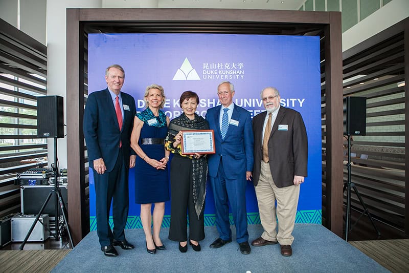 杜克大学与昆山杜克大学领导层向汪静波女士颁发捐赠证书