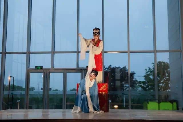 昆曲艺术家献艺昆山杜克 经典折子戏打动中外观众 3 2016 06 07 4