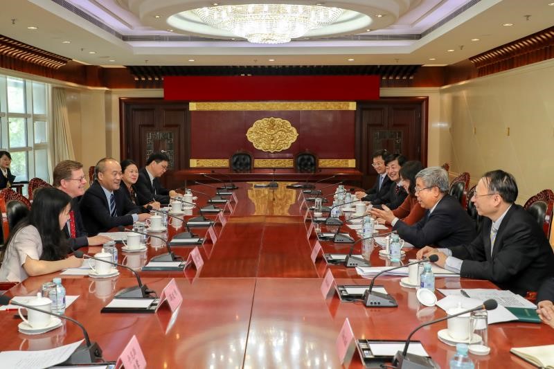 杜克大学校长与中国教育部部长、江苏省省长和武汉大学校长会面 1 jian mian hui 001