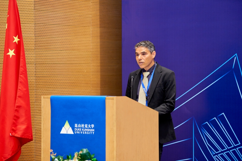 2021级研究生开学典礼顺利举行 5 电子与计算机工程副教授 Ivan Mura 博士致辞